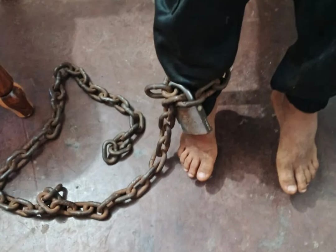 Rescataron a niño que su familia mantenía retenido y encadenado en Falcón