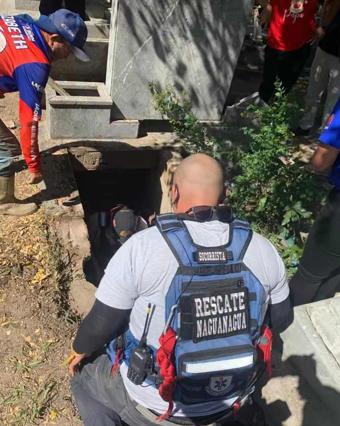 Rescataron a mujer que cayó en una fosa del Cementerio Municipal de Naguanagua