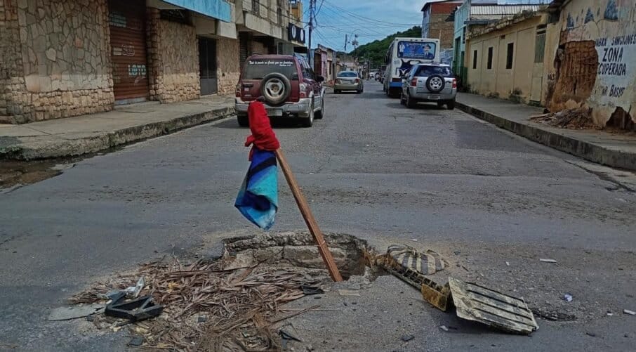 SUCRE | Fallas viales en la calle Perú de Carúpano pone en riesgo a los conductores
