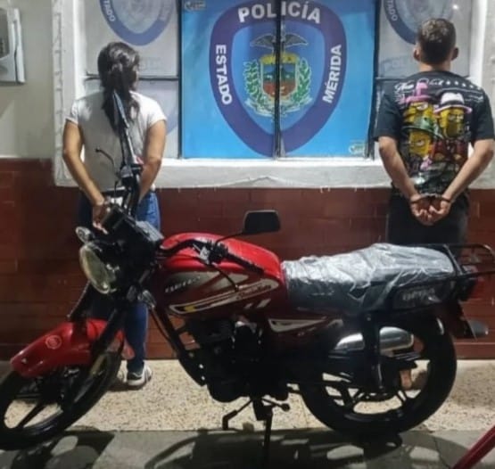 Detenidos dos adultos por dejar a su hijo manejar una moto en Mérida