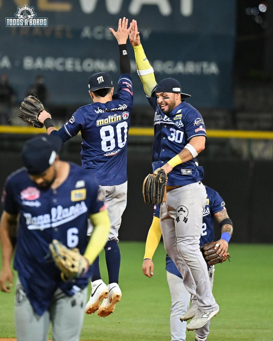 Navegantes golpeó primero en la final y derrotó 12-4 a Caribes