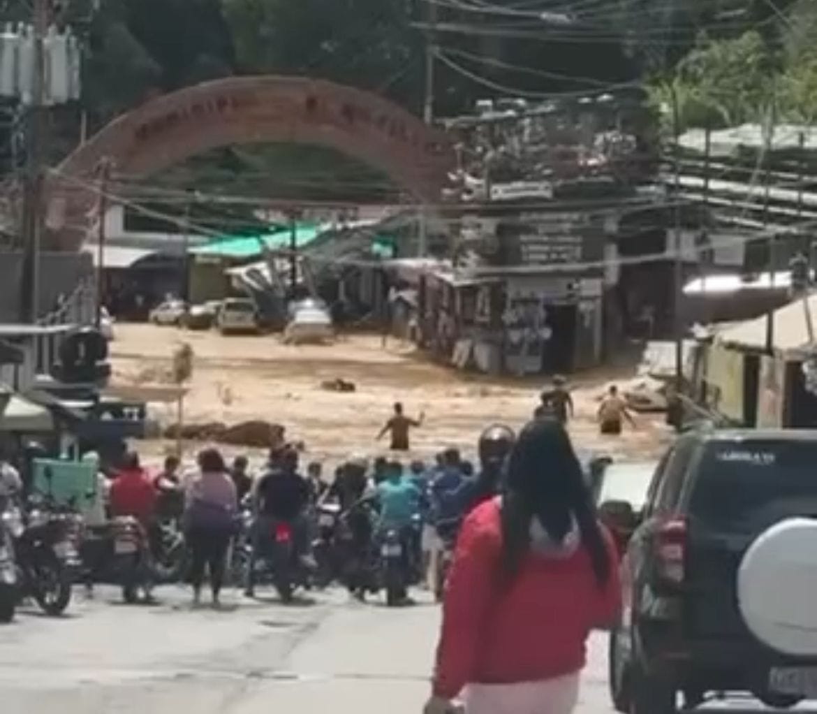 Rotura de tubería en La Guairita inundó vía hacia el Cementerio del Este