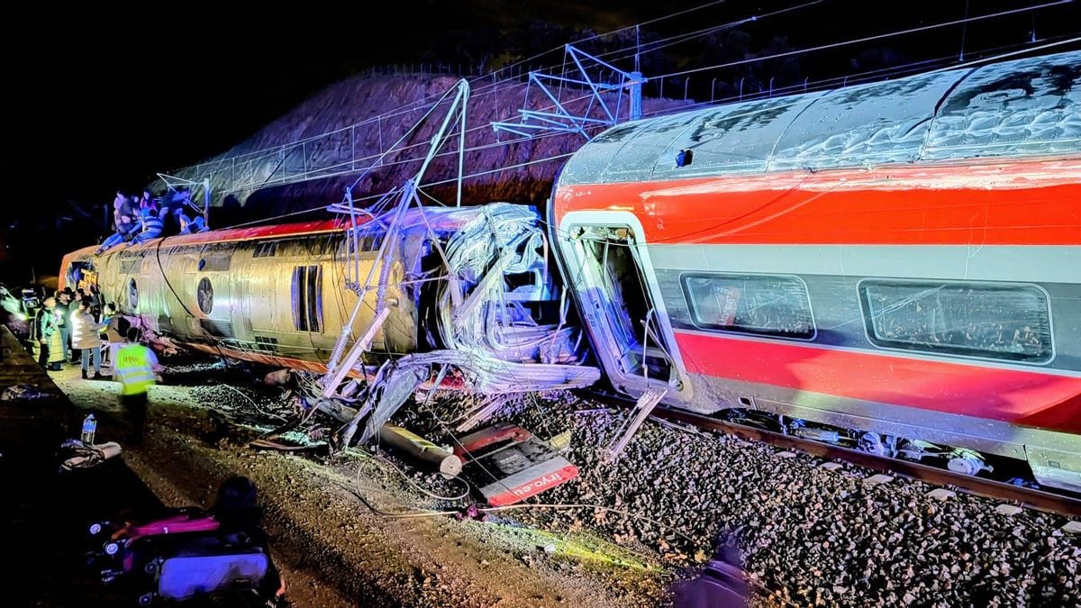 Luto en España: al menos 39 muertos y 153 heridos tras choque de trenes