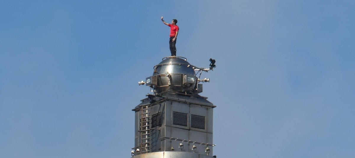 Histórico: escalador Alex Honnold llegó hasta la cima del Taipei 101 sin equipos de seguridad