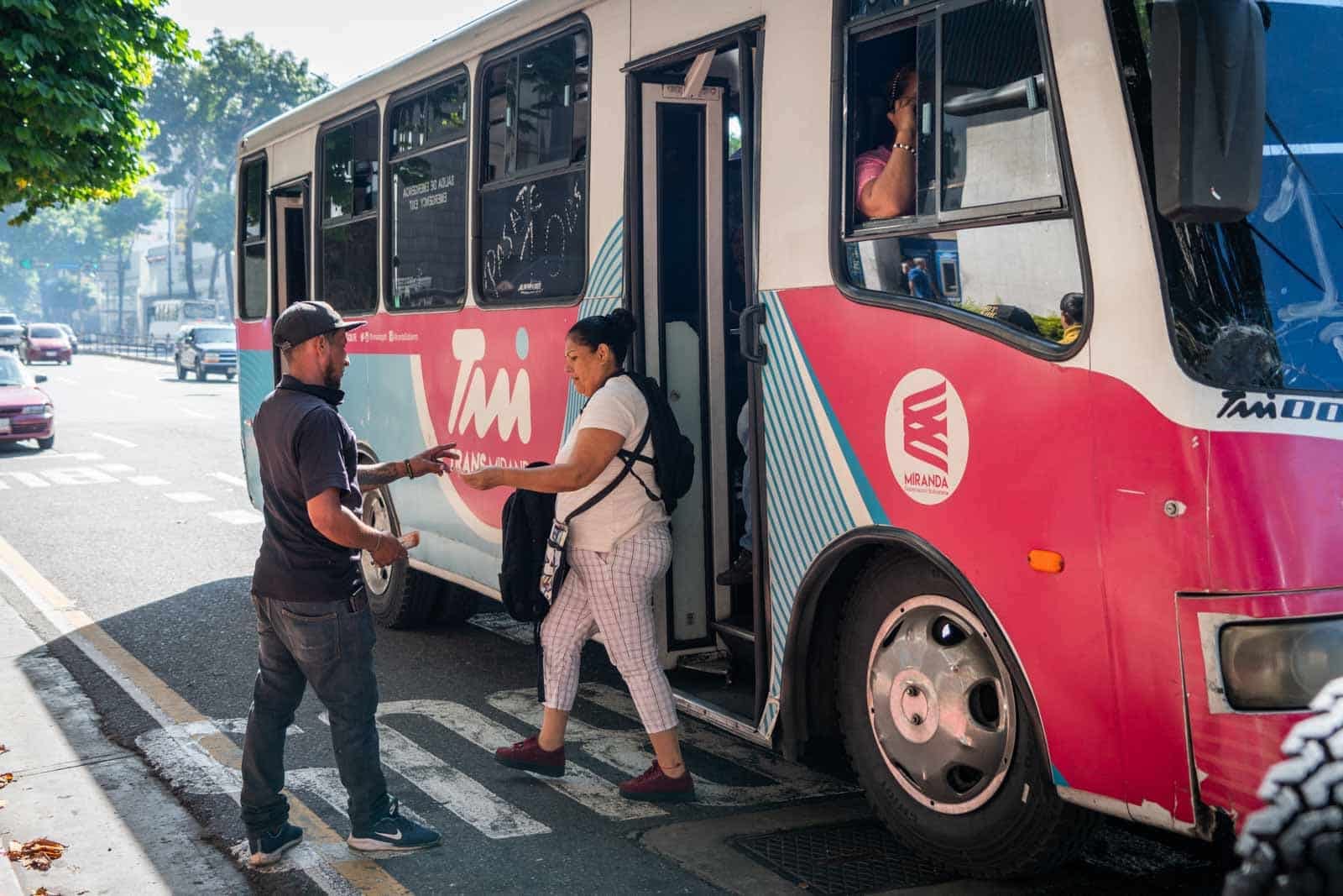 Sector transporte propone ajuste del pasaje urbano y bono mensual para usuarios