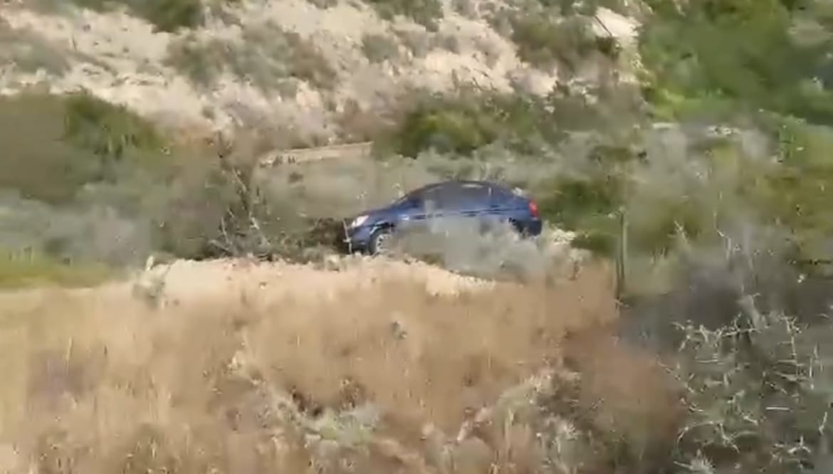 Vehículo cayó por el cerro El Morro de Lechería: «no parece un accidente» según el alcalde