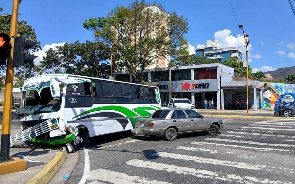 Colisión múltiple en la avenida Bolívar Norte de Valencia dejó 11 personas lesionadas