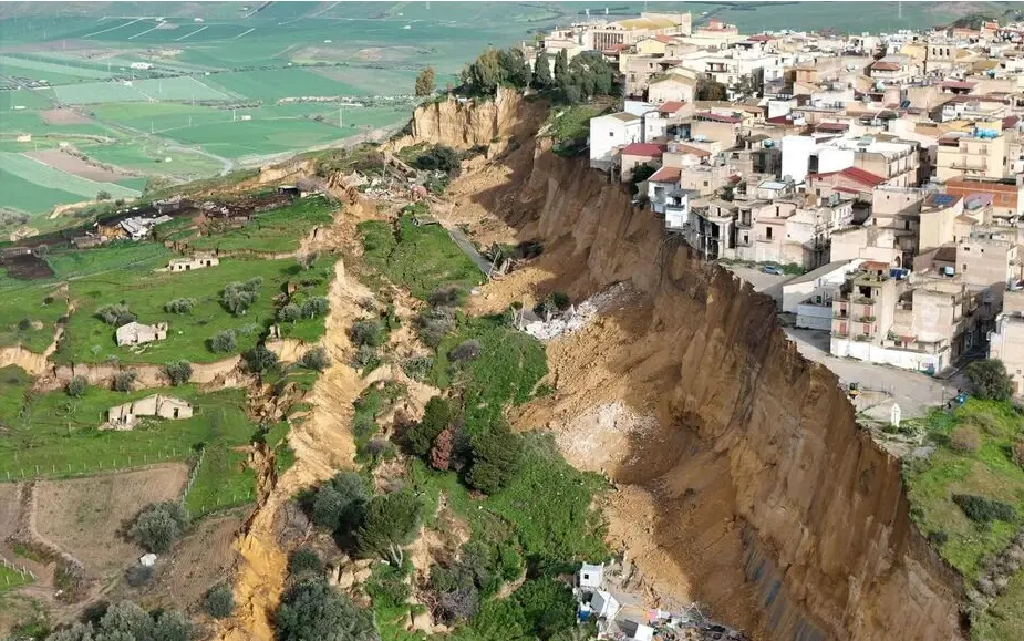 Derrumbe de acantilado obligó a evacuar a más de 1.000 personas en Sicilia