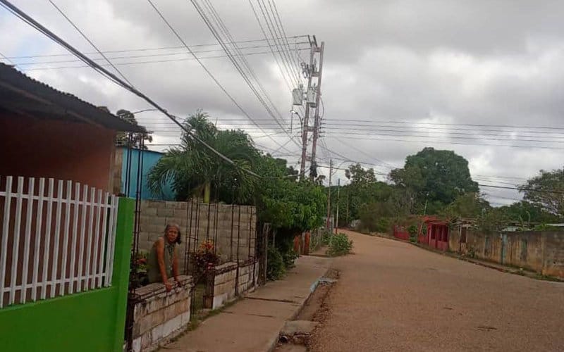 ANZOÁTEGUI | Habitantes de San Joaquín llevan dos semanas sin internet ni telefonía por falla en un poste