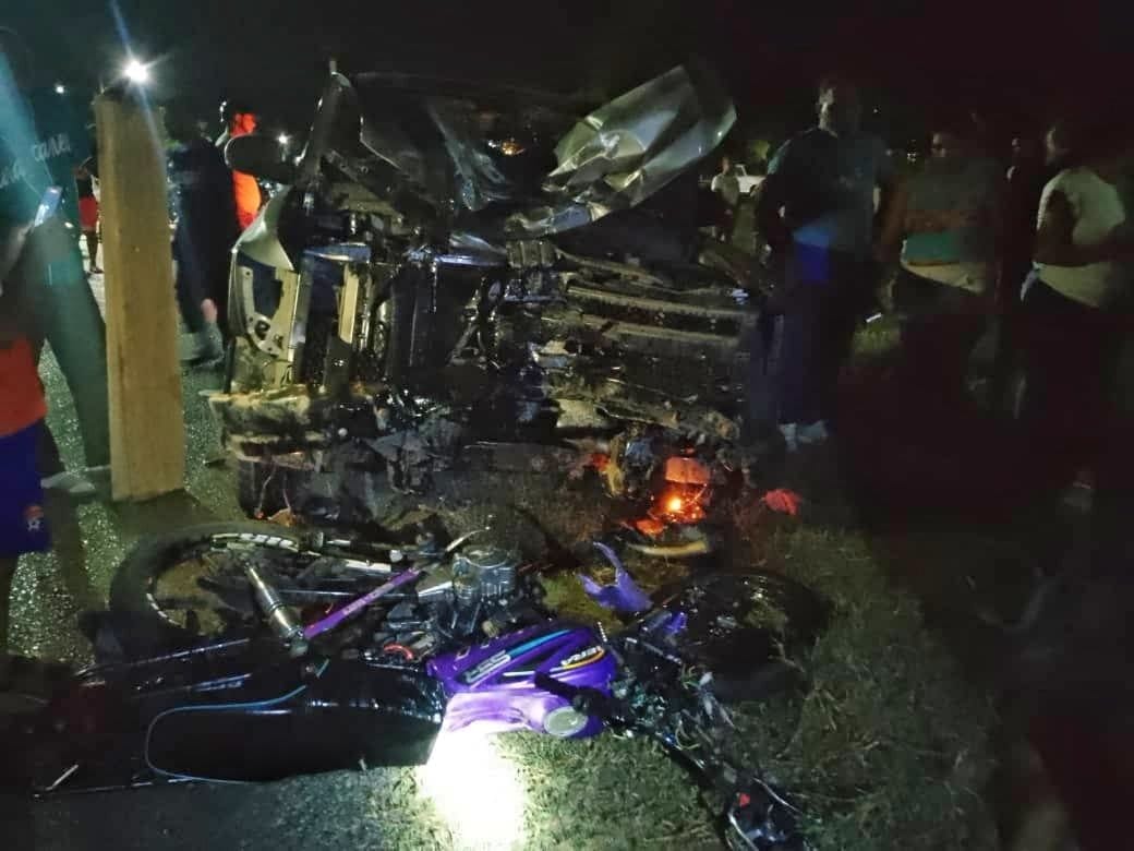 Un muerto y un adolescente herido tras choque de moto contra camioneta en Cajigal