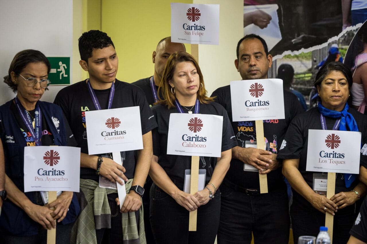 SUCRE | Cáritas Cumaná brinda apoyo a familias de la ciudad con kits de higiene y potabilización