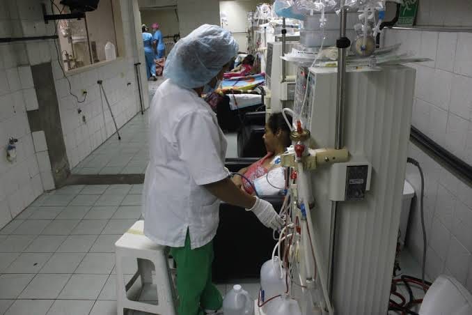 Especialista advirtió que los equipos de diálisis en el país superan los 15 años de uso