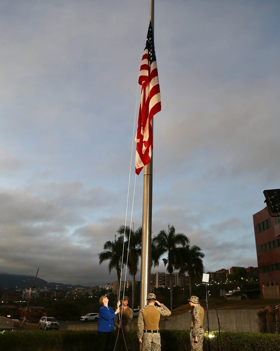 Tras siete años: Bandera de EE.UU. fue izada en la sede de su embajada en Caracas