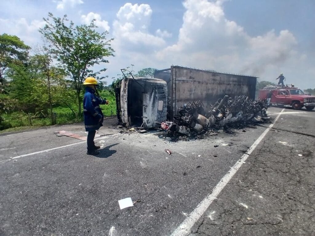 Camión con 42 motocicletas nuevas se incendió tras volcar en Portuguesa
