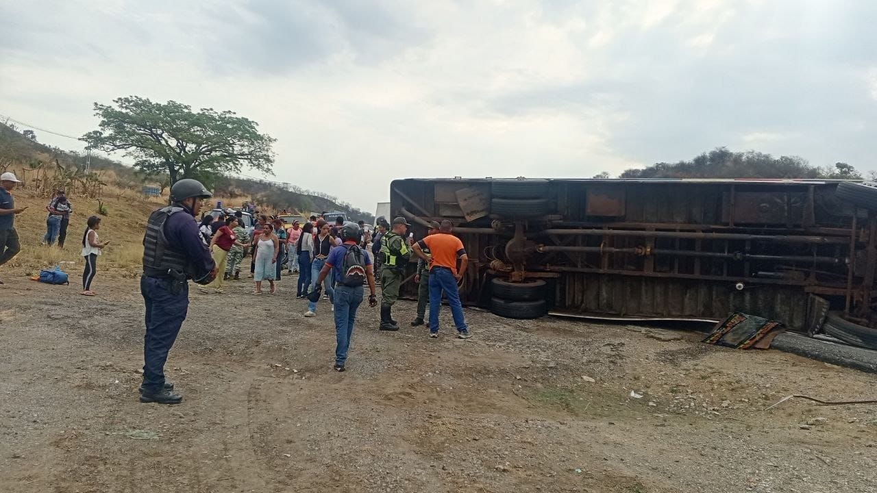 Volcamiento de autobús en la ARC dejó más de una docena de heridos