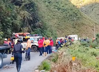Al menos 10 muertos tras caer un autobús por un barranco en la vía Mérida – Barinas