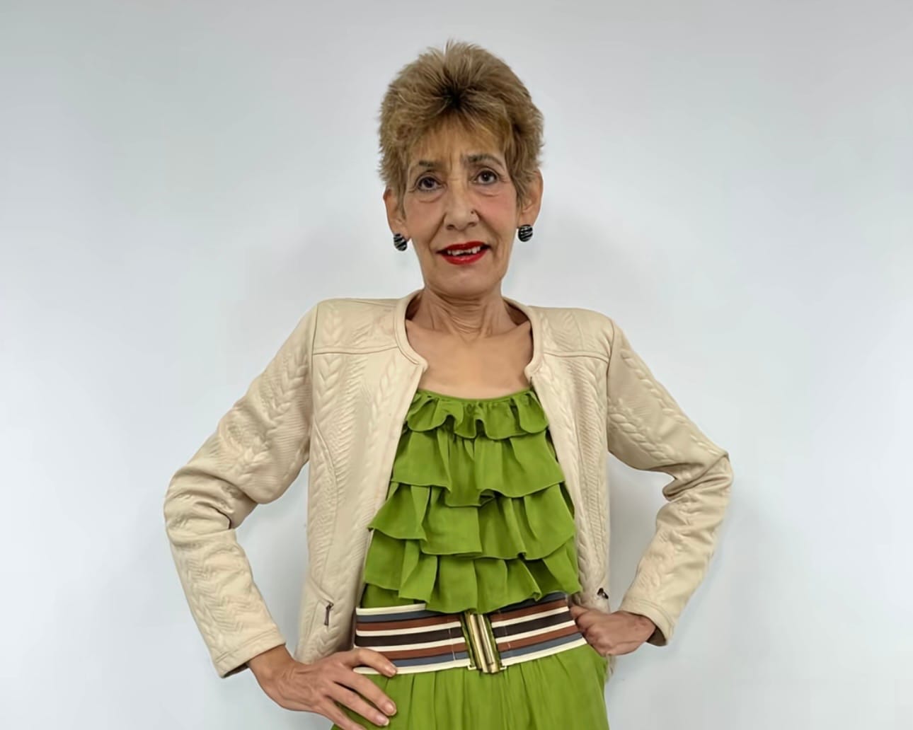 Docente de la Universidad del Zulia destaca en redes sociales por sus elegantes atuendos