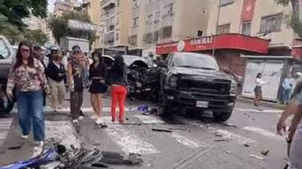 Un muerto y un herido dejó choque entre cuatro vehículos y una moto en Caracas