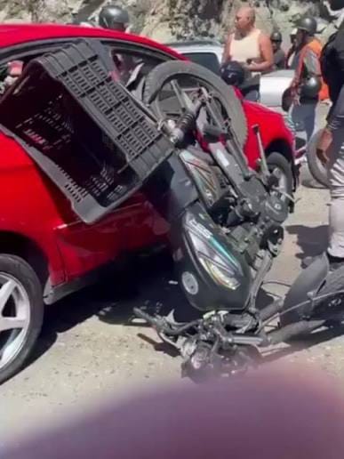 Choque entre carro y motos dejó dos heridos a la salida del túnel La Planicie en Caracas