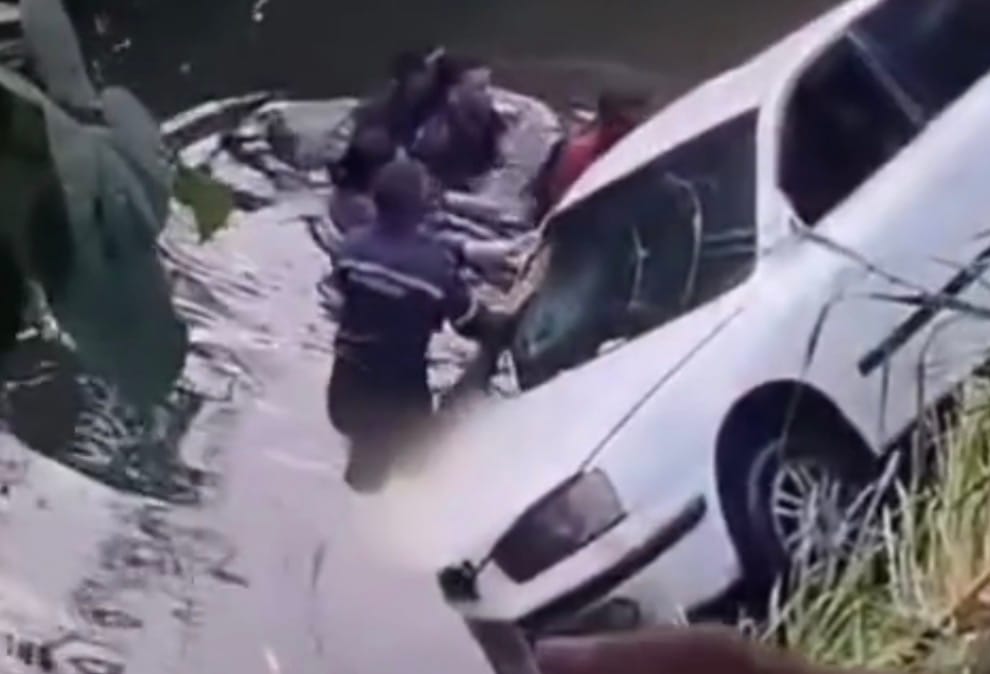 Hombre murió tras caer su vehículo al río Pacairigua en Guatire