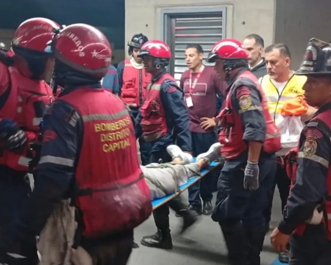 Mujer de la tercera edad fue rescatada tras caer a los rieles del Metro de Caracas