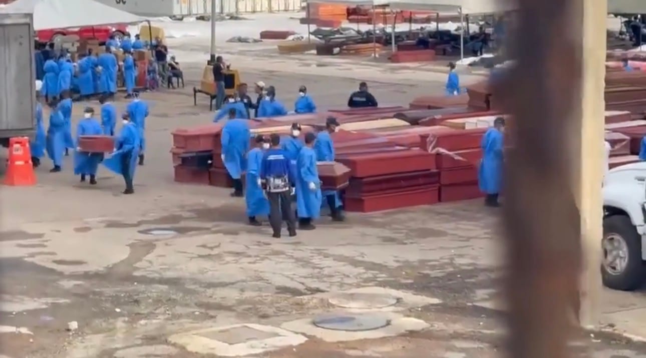 Cientos de ataúdes llegaron a La Guaira en medio de la emergencia por los terremotos
