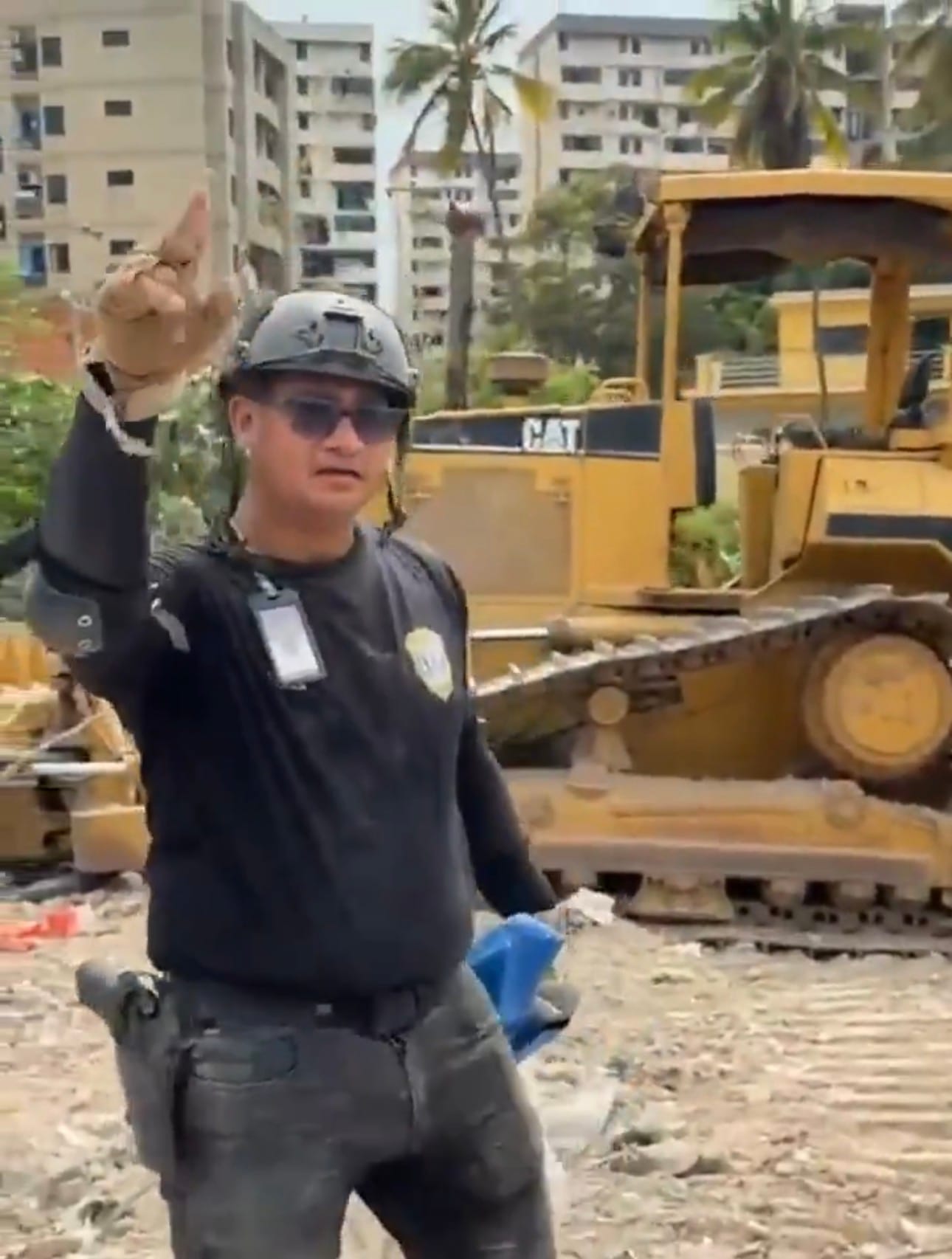 Vecinos confrontan a funcionario señalado de extraer dinero de edificios colapsados en La Guaira