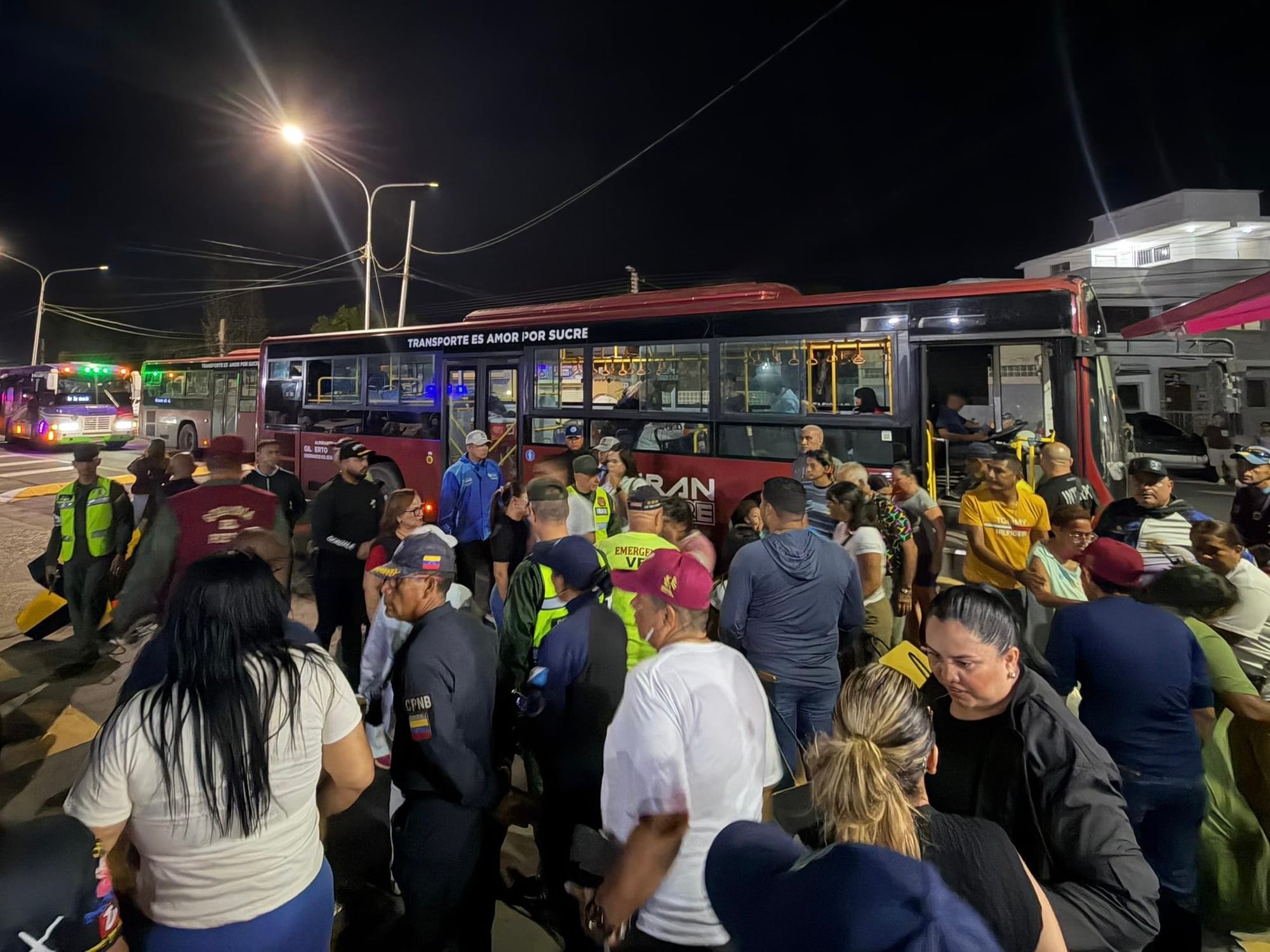 SUCRE | Más de 544 personas han sido movilizadas desde La Guaira hacia Sucre tras los terremotos