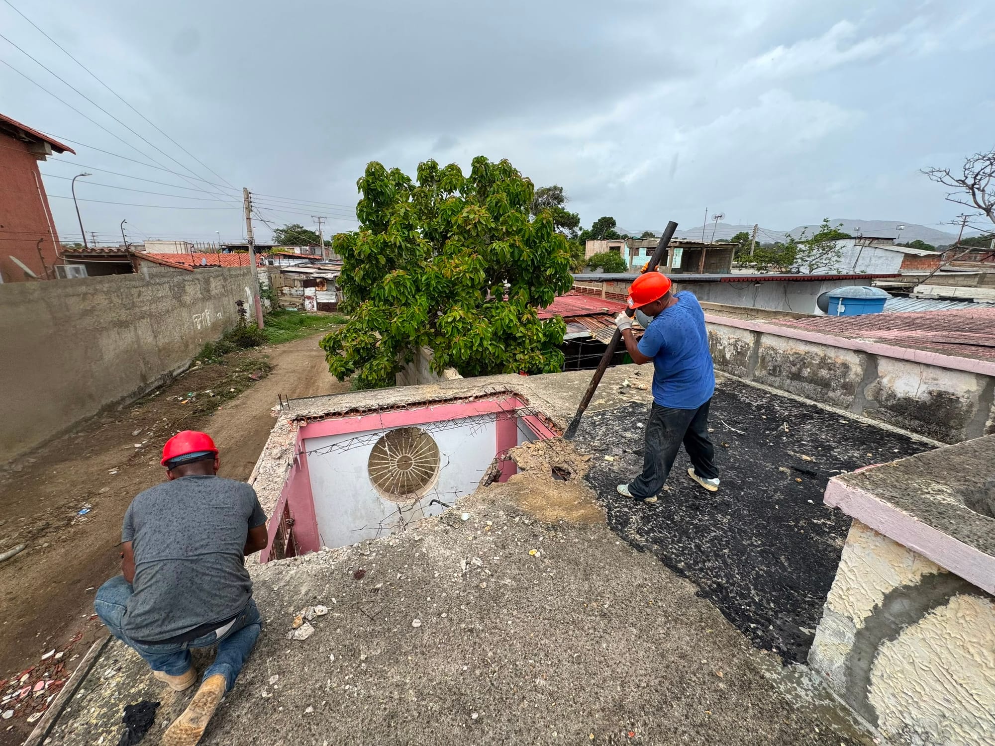 SUCRE | Inician trabajos para rehabilitar casa afectada por la caída de un poste en Cumaná