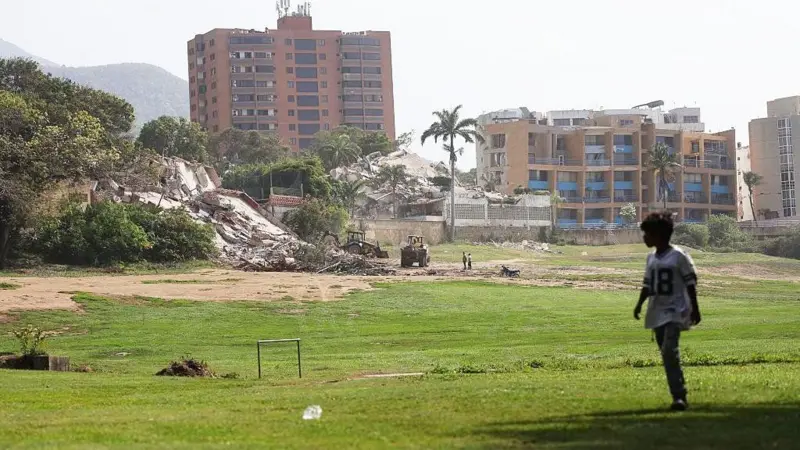 Familiares solicitan equipos para recuperar cuerpos atrapados en edificio colapsado de Caraballeda