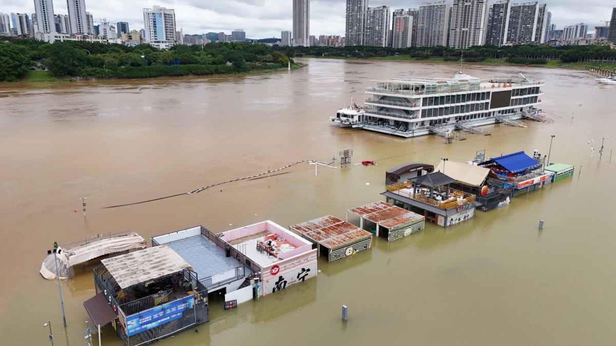 Lluvias torrenciales dejan cuatro fallecidos y miles de evacuados en el sur de China