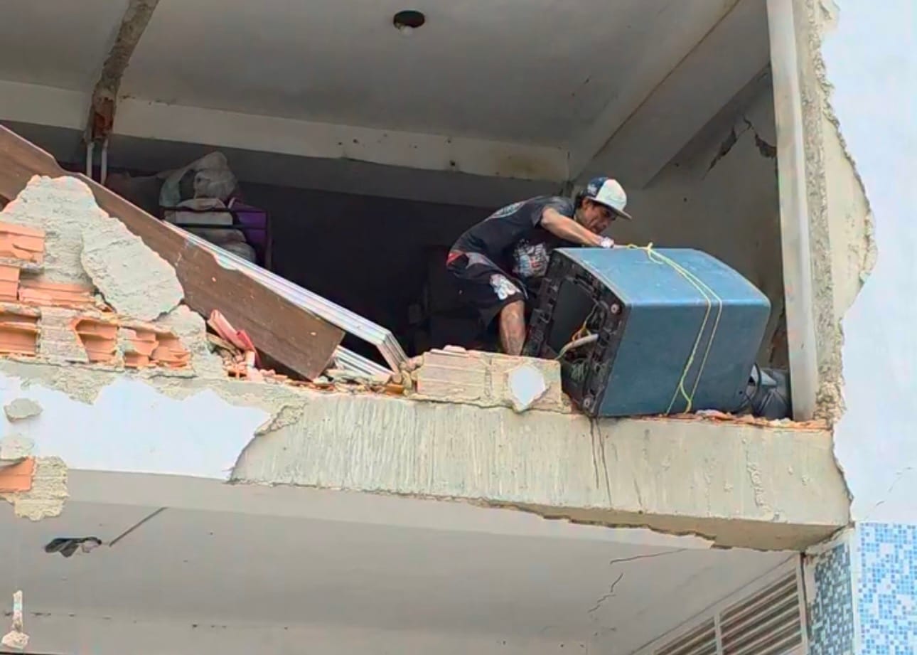 Habitantes intentan recuperar sus pertenencias de edificios afectados por los terremotos en La Guaira