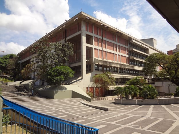 Biblioteca Nacional y Cinemateca trasladan su patrimonio tras daños por los terremotos