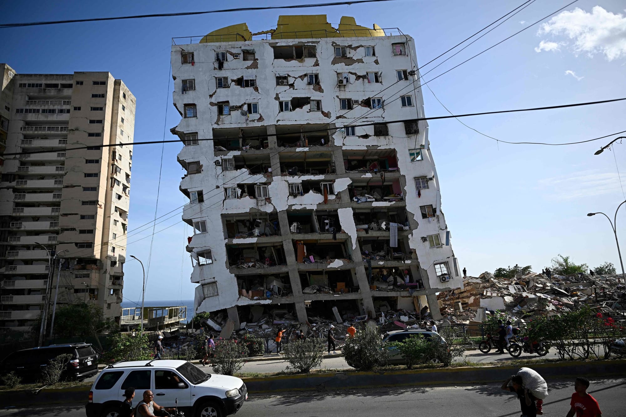 Comienza la demolición de edificios declarados inhabitables tras los terremotos