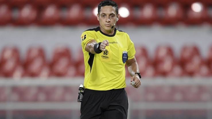 Árbitro venezolano Jesús Valenzuela recibió una medalla conmemorativa de la FIFA