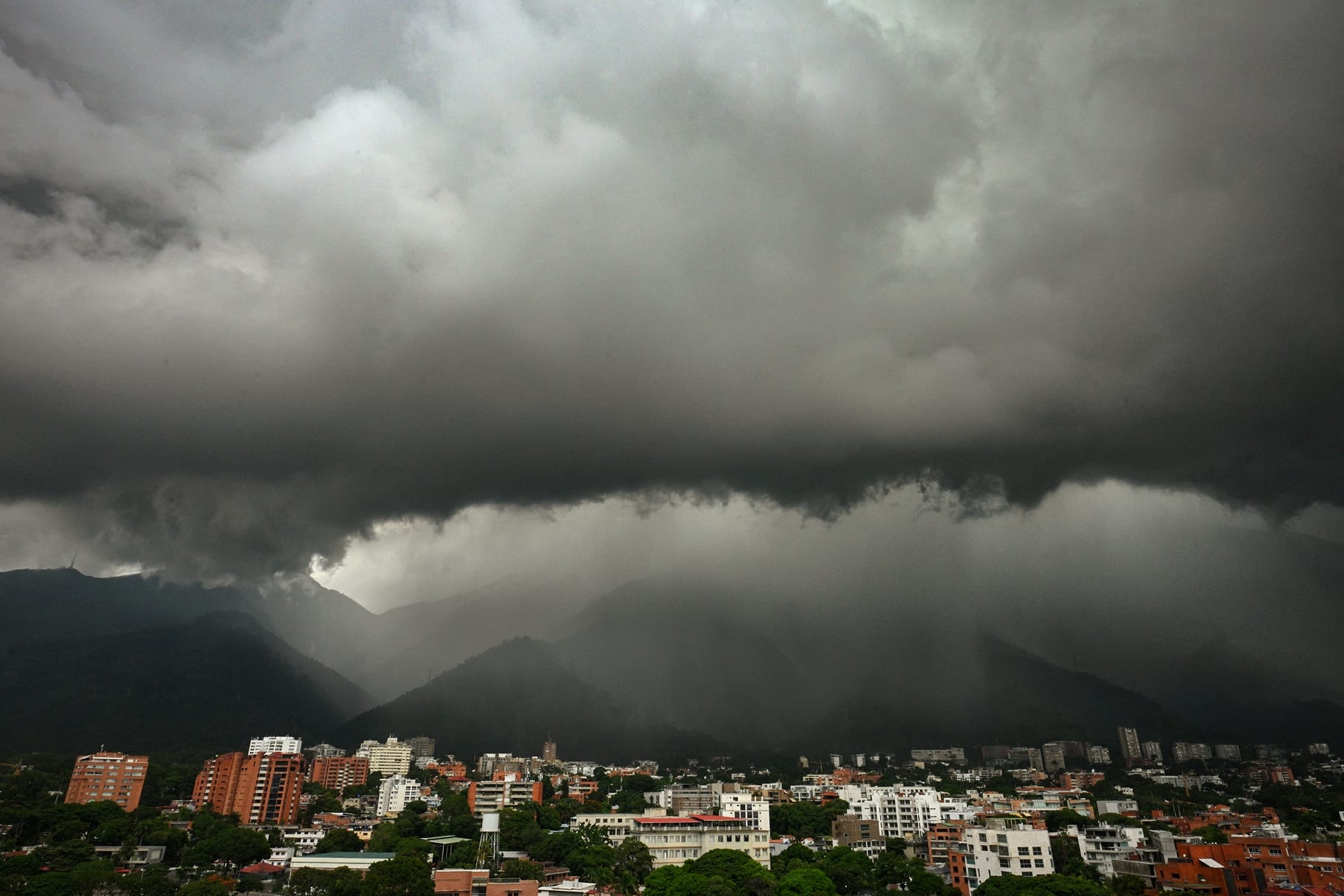 Inameh alertó sobre la llegada de tres ondas tropicales al país