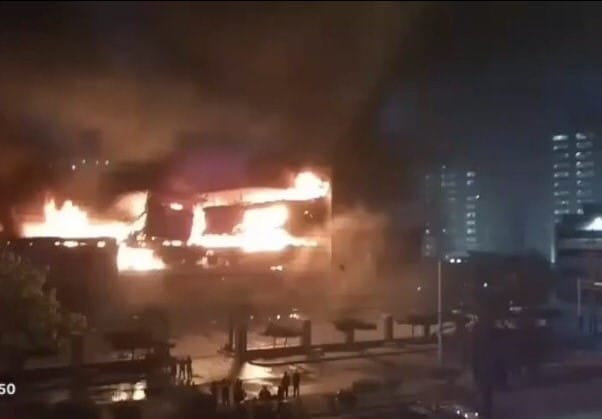 Voraz incendio consumió parte del Centro Comercial Los Cedros en Margarita