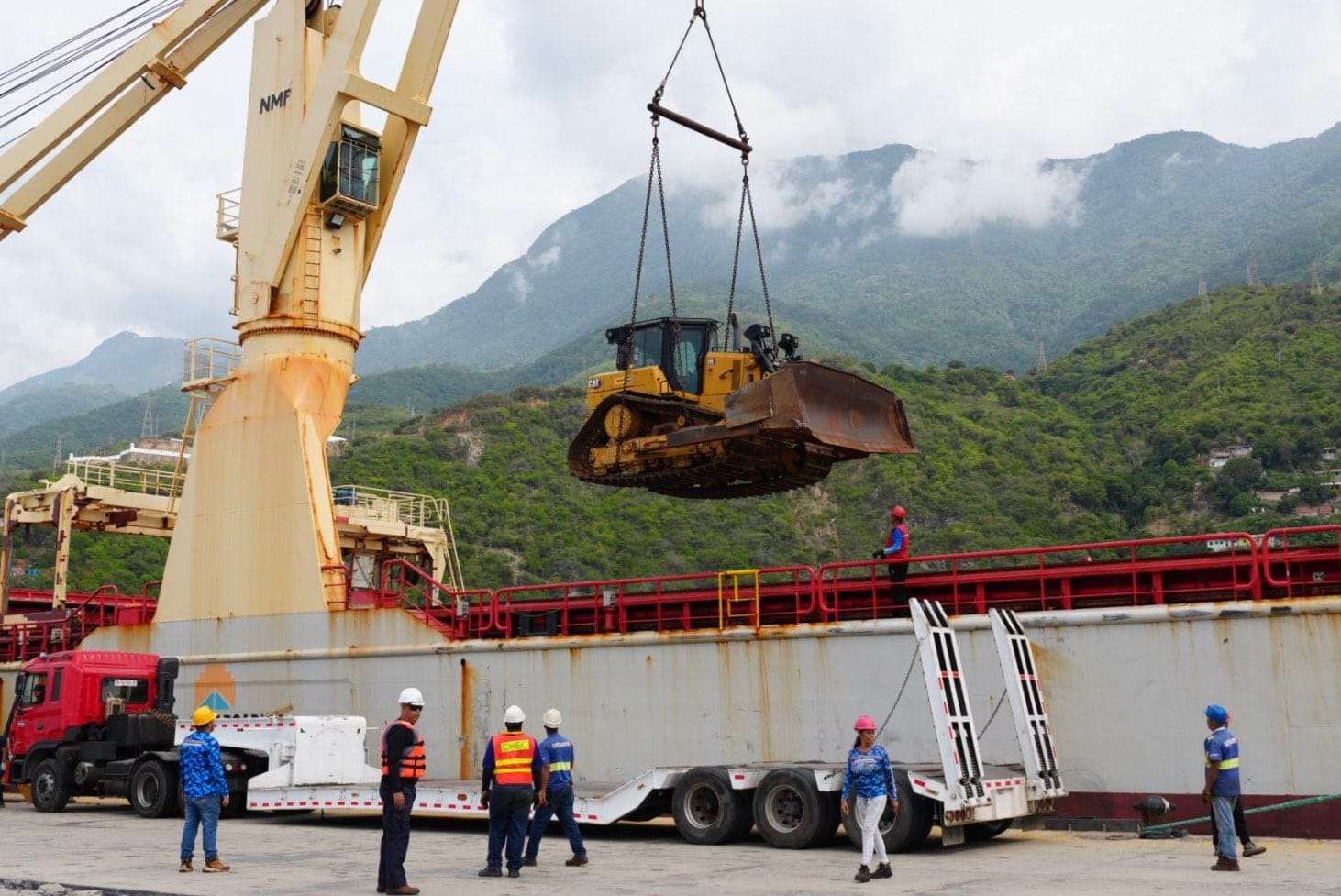 EE. UU. entregó maquinaria para agilizar remoción de escombros en La Guaira