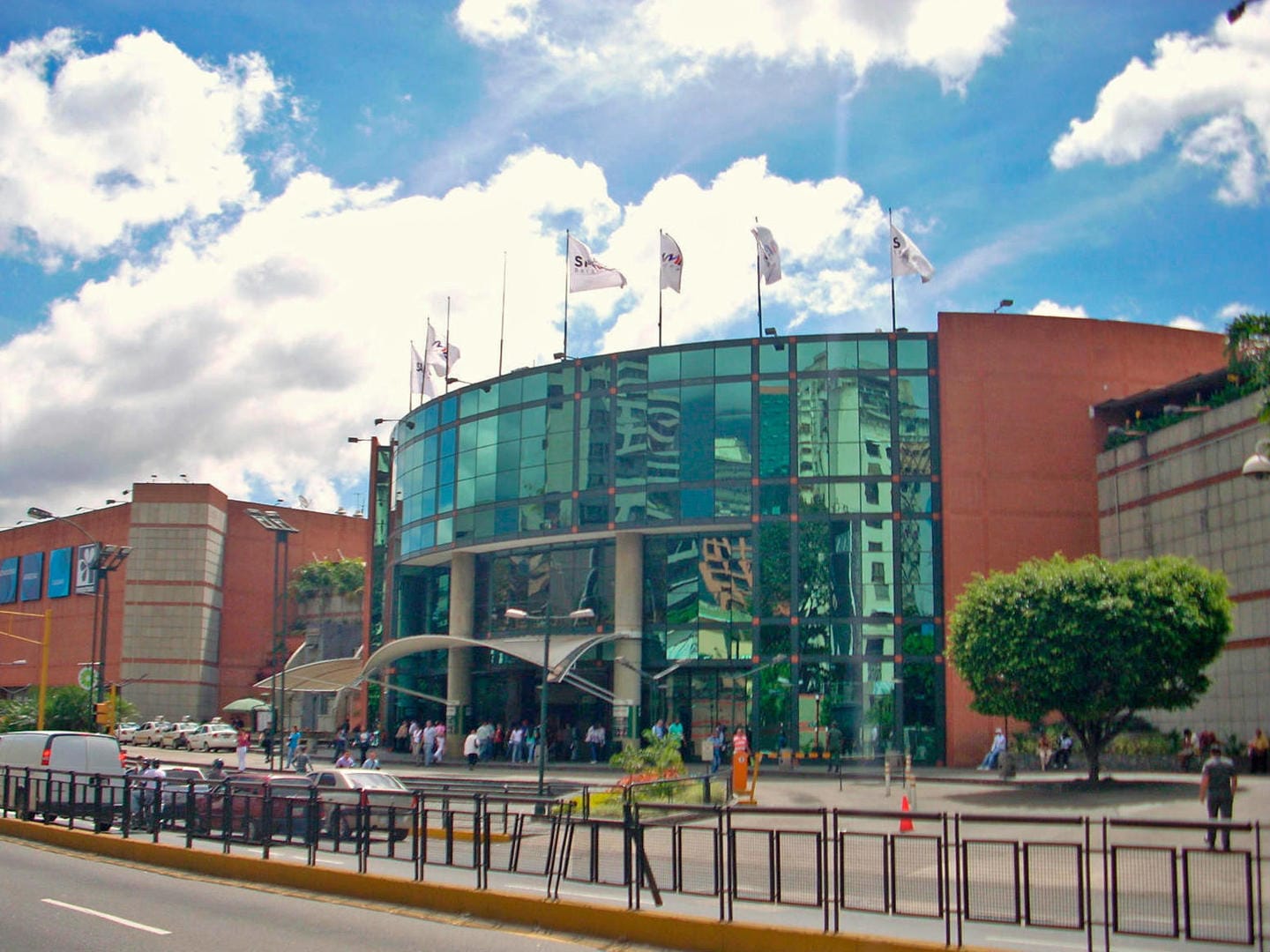 Centros comerciales de Venezuela mantendrán plan de ahorro eléctrico hasta octubre