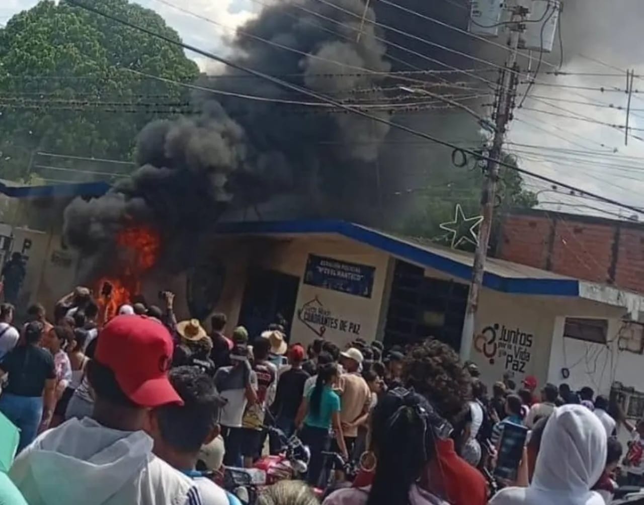 Pusieron bajo custodia a hombre señalado de matar a su hijo en Bolívar tras intento de linchamiento