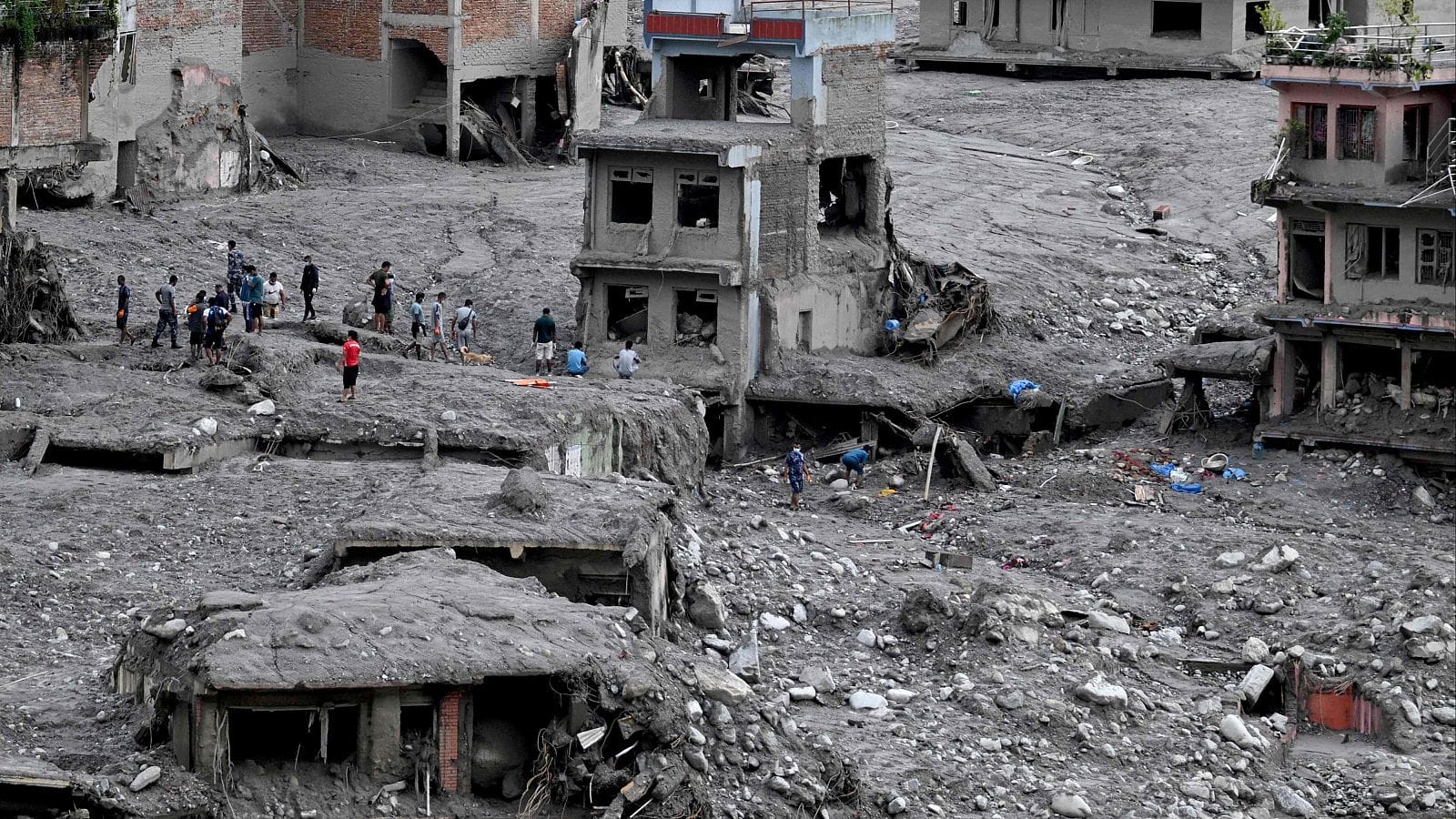 Asciende a 1.252 la cifra de muertos por la devastadora riada en Nepal