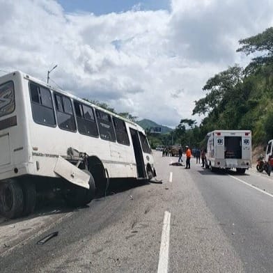 Accidente de tránsito en Aragua dejó una maestra muerta y ocho niños herido