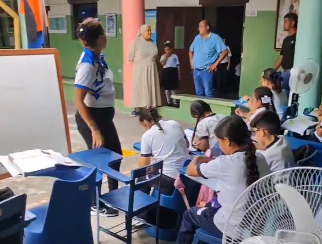 Estudiantes reciben clases al aire libre por falta de electricidad en Cojedes