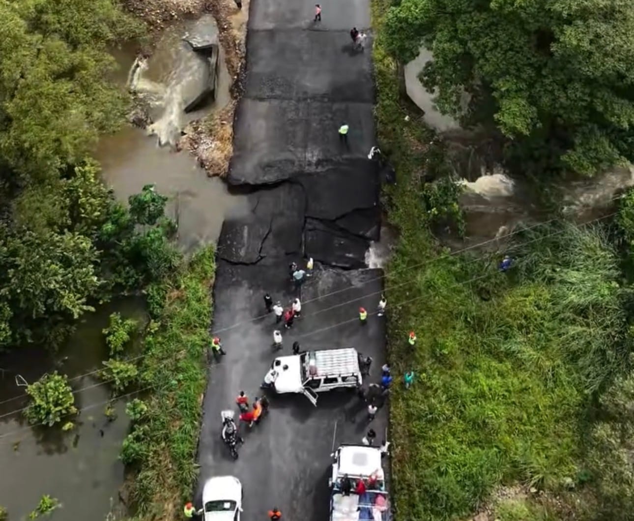 Colapso de alcantarilla restringe el paso por la Troncal 5 entre Barinas y Táchira