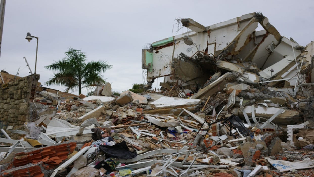 Recuperan cuatro cuerpos en Caraballeda a 101 días del doble terremoto