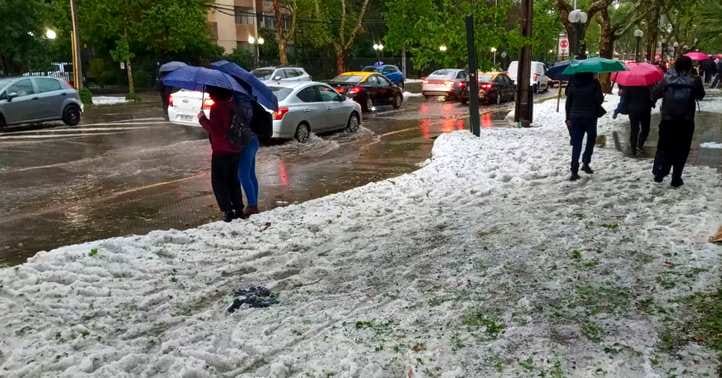 Declaran alerta roja en Santiago de Chile tras tormenta de granizo y fuertes lluvias