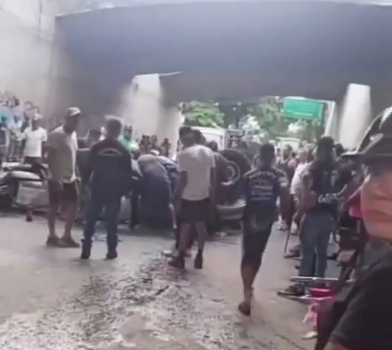 Camioneta cae desde un puente en Caracas y deja a dos personas atrapadas