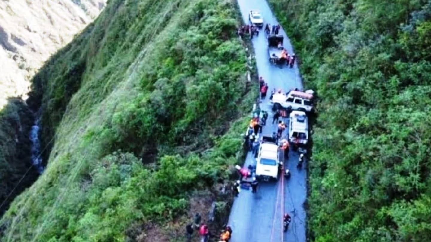 Una bebé y dos adultos murieron tras caer un camión por un barranco en Mérida