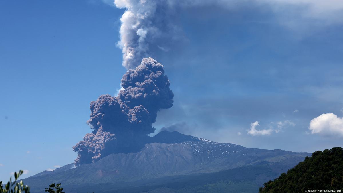 Volcán Etna entró en erupción en Italia