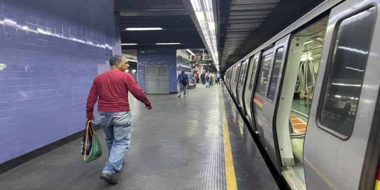 Hombre murió luego de lanzarse a las vías del metro en Caracas